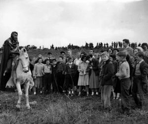 Set del film "Attila" - Regia Pietro Francisci - 1954 - L'attore Anthony Quinn a cavallo circondato da un gruppo di bambini