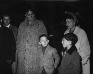 Set del film "Attila" - Regia Pietro Francisci - 1954 - L'attore Anthony Quinn con la moglie e i figli