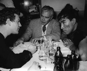 Set del film "Attila" - Regia Pietro Francisci - 1954 - Gli attori Henry Vidal, Anthony Quinn e lo sceneggiatore Frank Gervasi a tavola al ristorante durante una pausa di lavorazione del film