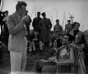 Set del film "Attila" - Regia Pietro Francisci - 1954 - Il regista Pietro Francisci con la troupe e l'attore Anthony Quinn durante una pausa di lavorazione del film