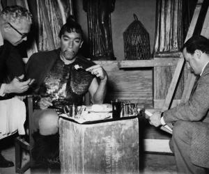 Set del film "Attila" - Regia Pietro Francisci - 1954 - L'attore Anthony Quinn e lo sceneggiatore Frank Gervasi durante una pausa di lavorazione del film
