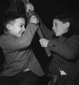 Set del film "Attila" - Regia Pietro Francisci - 1954 - Il figlio di Anthony Quinn gioca con un altro bambino