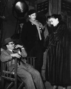 Set del film "Attila" - Regia Pietro Francisci - 1954 - L'attrice Silvana Mangano con gli operatori della troupe