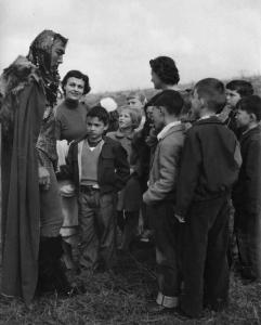 Set del film "Attila" - Regia Pietro Francisci - 1954 - L'attore Anthony Quinn circondato da un gruppo di bambini