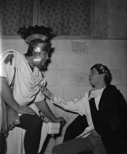 Set del film "Attila" - Regia Pietro Francisci - 1954 - L'attore Claude Laydu accanto a un attore non identificato vestito da centurione romano