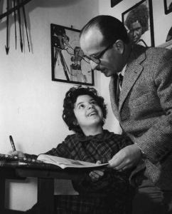 Set del film "Attila" - Regia Pietro Francisci - 1954 - Un uomo non identificato e una bambina