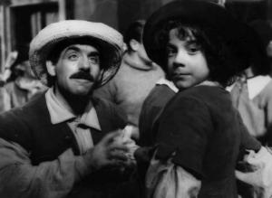 Scena del film "Un'avventura di Salvator Rosa" - Regia Alessandro Blasetti - 1940 - L'attore Umberto Sacripante e un bambino