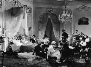Scena del film "Ballerine" - Regia Gustav Machaty - 1936 - L'attrice Laura Nucci sul letto e attori non identificati