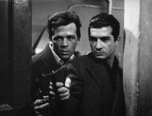 Scena del film "La banda Casaroli" - Regia Florestano Vancini - 1962 - Gli attori Renato Salvatori e Jean-Claude Brialy con la pistola