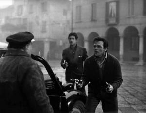 Scena del film "La banda Casaroli" - Regia Florestano Vancini - 1962 - Gli attori Renato Salvatori, Jean-Claude Brialy armati di pistola