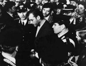 Scena del film "Banditi a Milano" - Regia Carlo Lizzani - 1968 - Gli attori Don Backy e Gian Maria Volonté circondati da carabinieri e giornalisti