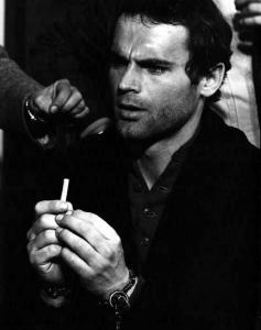 Scena del film "Barbagia (La società del malessere)" - Regia Carlo Lizzani - 1969 - L'attore Terence Hill con le manette e una sigaretta