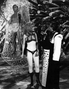 Scena del film "Barbarella" - Regia Roger Vadim - 1967 - Gli attori John Philip Law, in una rete, Jane Fonda e Milo O'Shea