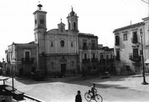 Set del film "I basilischi" - Regia Lina Wertmüller - 1963 - Chiesa in una piazza