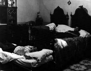 Scena del film "I basilischi" - Regia Lina Wertmüller - 1963 - Attori non identificati a letto