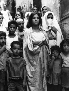 Scena del film "La battaglia di Algeri" - Regia Gillo Pontecorvo - 1966 - Un gruppo di donne e bambini