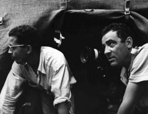 Set del film "La battaglia di Algeri" - Regia Gillo Pontecorvo - 1966 - Un operatore e un attore durante le riprese