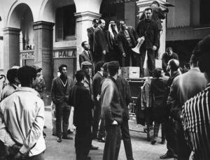 Set del film "La battaglia di Algeri" - Regia Gillo Pontecorvo - 1966 - Il regista Gillo Pontecorvo con attori e operatori della troupe