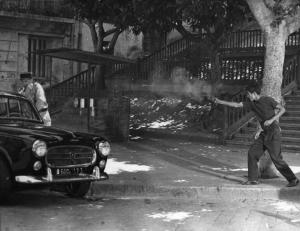 Scena del film "La battaglia di Algeri" - Regia Gillo Pontecorvo - 1966 - Un attore non identificato spara un colpo di pistola a un poliziotto