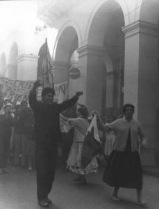 Scena del film "La battaglia di Algeri" - Regia Gillo Pontecorvo - 1966 - Attori non identificati durante una manifestazione di protesta