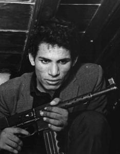 Scena del film "La battaglia di Algeri" - Regia Gillo Pontecorvo - 1966 - Un attore non identificato impugna un mitra