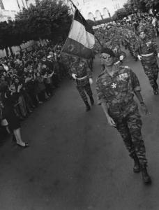Scena del film "La battaglia di Algeri" - Regia Gillo Pontecorvo - 1966 - Parata militare con pubblico che applaude