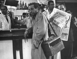 Set del film "La battaglia di Algeri" - Regia Gillo Pontecorvo - 1966 - Operatori e attori durante le riprese in un bar