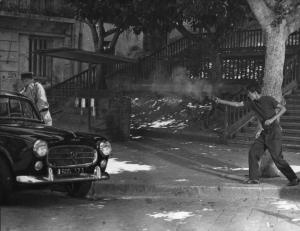 Scena del film "La battaglia di Algeri" - Regia Gillo Pontecorvo - 1966 - Un attore non identificato spara un colpo di pistola a un agente di polizia