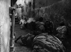 Scena del film "La battaglia di Algeri" - Regia Gillo Pontecorvo - 1966 - Militari sparano colpi di mitra in un vicolo del paese