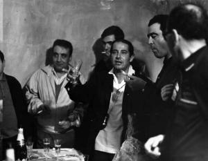 Set del film "La battaglia di Algeri" - Regia Gillo Pontecorvo - 1966 - Il regista Gillo Pontecorvo con gli operatori della troupe durante una pausa delle riprese
