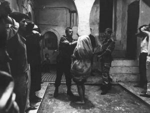 Scena del film "La battaglia di Algeri" - Regia Gillo Pontecorvo - 1966 - Militari armati di mitra tengono a pada i prigionieri