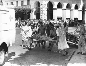 Scena del film "La battaglia di Algeri" - Regia Gillo Pontecorvo - 1966 - Infermieri trasportano su una barella un agente di polizia verso l'ambulanza