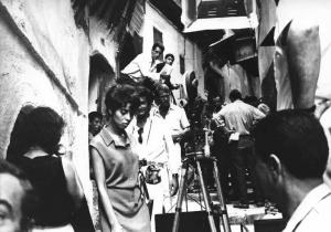 Set del film "La battaglia di Algeri" - Regia Gillo Pontecorvo - 1966 - Operatori e attori durante le riprese in un vicolo