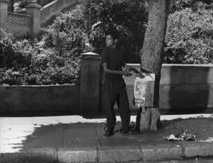 Scena del film "La battaglia di Algeri" - Regia Gillo Pontecorvo - 1966 - Un attore non identificato getta una pistola nel cestino della spazzatura