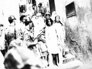 Scena del film "La battaglia di Algeri" - Regia Gillo Pontecorvo - 1966 - Militari fermano un gruppo di donne e bambini