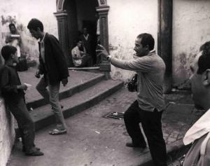 Set del film "La battaglia di Algeri" - Regia Gillo Pontecorvo - 1966 - Il regista Gillo Pontecorvo da indicazioni agli attori