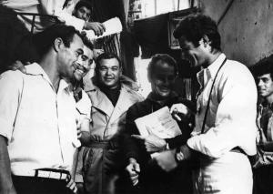 Set del film "La battaglia di Algeri" - Regia Gillo Pontecorvo - 1966 - Il regista Gillo Pontecorvo con attori e operatori della troupe