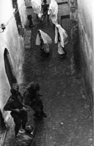 Scena del film "La battaglia di Algeri" - Regia Gillo Pontecorvo - 1966 - Soldati fermano uomini e donne