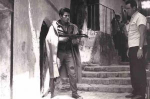 Set del film "La battaglia di Algeri" - Regia Gillo Pontecorvo - 1966 - L'operatore Marcello Gatti e l'attore Brahim Haggiag armato di mitra
