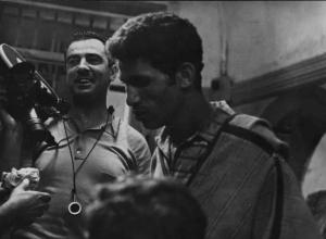 Set del film "La battaglia di Algeri" - Regia Gillo Pontecorvo - 1966 - L'operatore Marcello Gatti e l'attore Brahim Haggiag