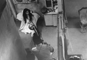 Set del film "La battaglia di Algeri" - Regia Gillo Pontecorvo - 1966 - L'operatore Marcello Gatti dietro la macchina da presa riprende un'attrice non identificata