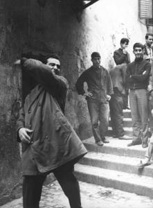 Set del film "La battaglia di Algeri" - Regia Gillo Pontecorvo - 1966 - L'operatore Marcello Gatti e attori non identificati