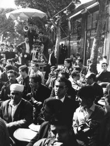 Set del film "La battaglia di Algeri" - Regia Gillo Pontecorvo - 1966 - L'operatore Marcello Gatti col megafono, gli operatori della troupe e le comparse