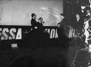 "La battaglia di Algeri" - Regia Gillo Pontecorvo - 1966 - Il regista Gillo Pontecorvo riceve il Nastro d'argento alla Mostra Internazionale del Cinema di Venezia