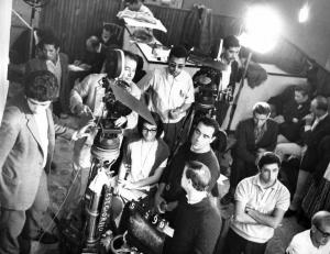 Set del film "La battaglia di Algeri" - Regia Gillo Pontecorvo - 1966 - Il regista Gillo Pontecorvo dietro la macchina da presa, l'operatore Marcello Gatti e il resto della troupe