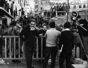 Set del film "La battaglia di Algeri" - Regia Gillo Pontecorvo - 1966 - L'operatore Marcello Gatti e gli operatori della troupe e una folla di attori