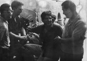 Set del film "La battaglia di Algeri" - Regia Gillo Pontecorvo - 1966 - L'operatore Ali Marok e altri operatori della troupe