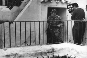 Set del film "La battaglia di Algeri" - Regia Gillo Pontecorvo - 1966 - L'operatore Marcello Gatti riprende un attore in divisa militare