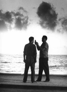 Set del film "La battaglia di Algeri" - Regia Gillo Pontecorvo - 1966 - L'operatore Marcello Gatti e l'attore Brahim Haggiag sulla spiaggia in riva al mare