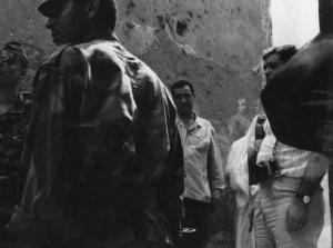 Set del film "La battaglia di Algeri" - Regia Gillo Pontecorvo - 1966 - L'operatore Marcello Gatti con attori in divisa militare e componenti della troupe